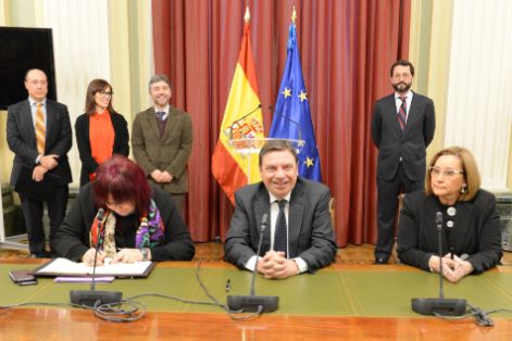 EN LA FIRMA DEL CONVENIO DE ADHESIÓN DE LA JUNTA DE EXTREMADURA 