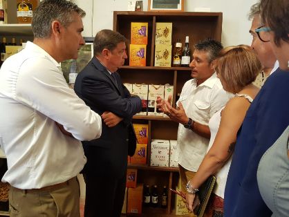 HOY, EN SU VISITA A LA ASOCIACIÓN MOSCATEL, EN ALMÁCHAR (MÁLAGA)