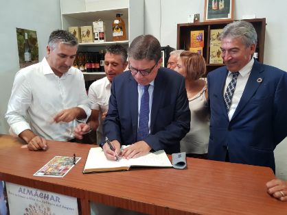 HOY, EN SU VISITA A LA ASOCIACIÓN MOSCATEL, EN ALMÁCHAR (MÁLAGA)