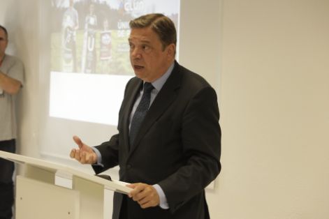 Hoy visita dos cooperativas gallegas y participa en el XII Congreso de Economía Agraria