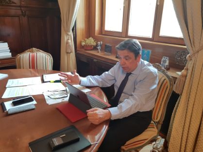 HOY, A TRAVÉS DE UNA CONFERENCIA TELEFÓNICA