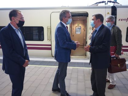 En su visita a las instalaciones de Cobadu, tras el incendio del pasado 6 de septiembre