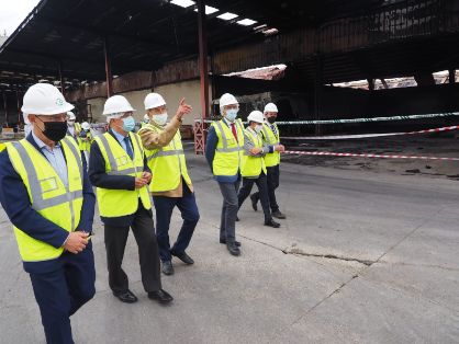 En su visita a las instalaciones de Cobadu, tras el incendio del pasado 6 de septiembre