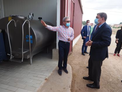 En su visita a las instalaciones de Cobadu, tras el incendio del pasado 6 de septiembre