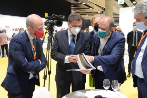 DURANTE SU VISITA A LA FERIA “MADRID FUSIÓN-ALIMENTOS DE ESPAÑA 