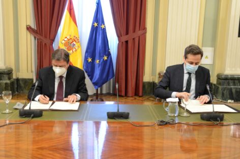 Hoy, en la firma del convenio con la Empresa Nacional de Innovación (ENISA)