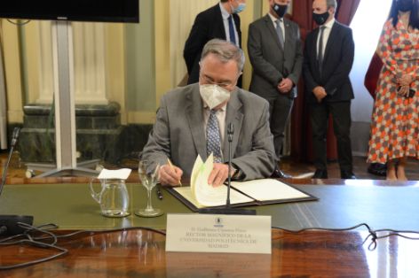 Hoy, en la firma del convenio con la Universidad de Córdoba y la Politécnica de Madrid