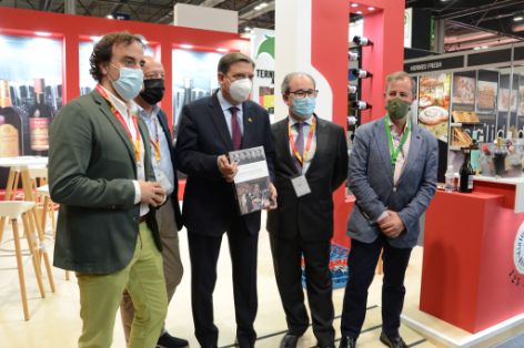 EN UNA VISITA AL SALÓN GOURMETS, FERIA INTERNACIONAL DE ALIMENTACIÓN Y BEBIDAS DE CALIDAD 