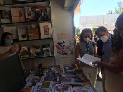 Hoy, en su visita a la Feria del Libro de Madrid 