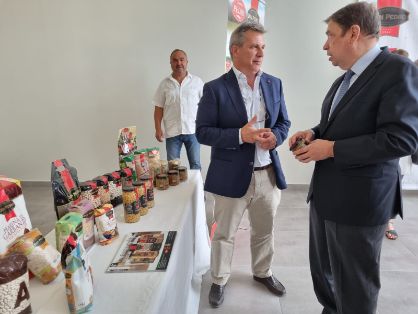 HOY, EN SU VISITA A DISTINTAS EMPRESAS EN ALCALÁ DE LOS GAZULES (CÁDIZ)