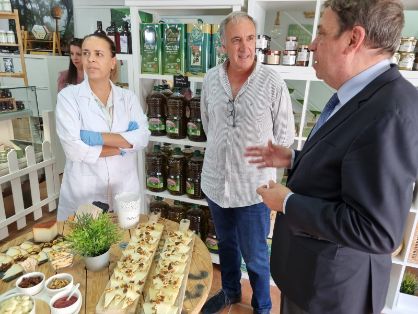 HOY, EN SU VISITA A DISTINTAS EMPRESAS EN ALCALÁ DE LOS GAZULES (CÁDIZ)