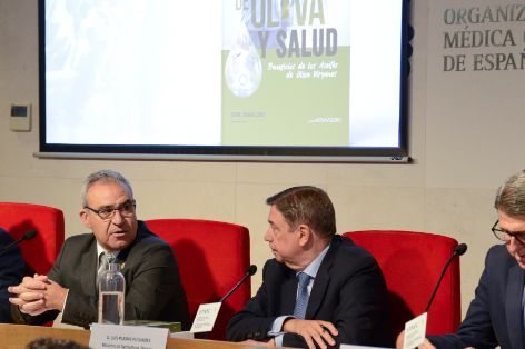 En la presentación del libro “Aceite de oliva y salud. Beneficios de los aceites de oliva vírgenes”