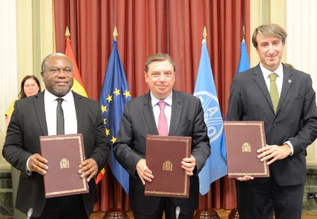 Hoy, en Madrid, junto a representantes de la FAO y del COI