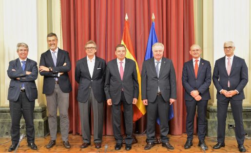 En la firma del protocolo entre el Ministerio y la Federación Española del Vino