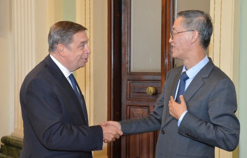 Reunido hoy con el embajador chino, Yao Jing