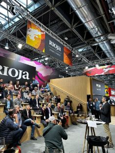 Durante su visita a la feria Prowein, en Düsseldorf (Alemania)