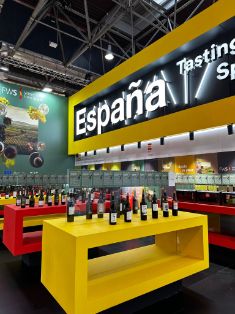 Durante su visita a la feria Prowein, en Düsseldorf (Alemania)