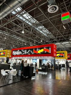 Durante su visita a la feria Prowein, en Düsseldorf (Alemania)