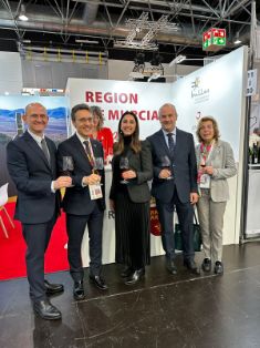 Durante su visita a la feria Prowein, en Düsseldorf (Alemania)