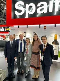 Durante su visita a la feria Prowein, en Düsseldorf (Alemania)