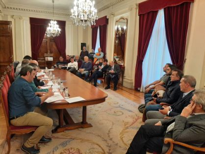 A través de la Sociedad Mercantil Estatal de Infraestructuras Agrarias (SEIASA)