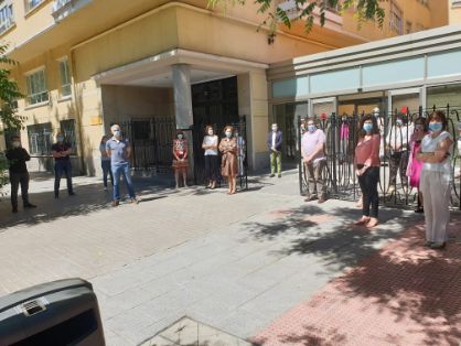 En la entrada de la sede principal del Departamento