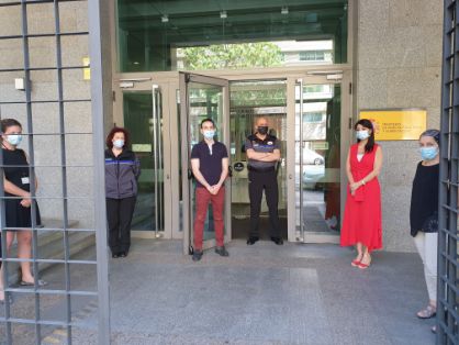 En la entrada de la sede principal del Departamento