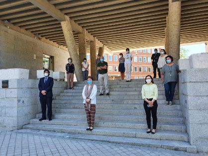 En la entrada de la sede principal del Departamento