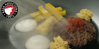 Hamburguesa ahumada con caviar de ketchup y tabasco