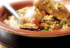 Fuente de arroz con pollo y verdurasFuente de arroz con pollo y verdurases