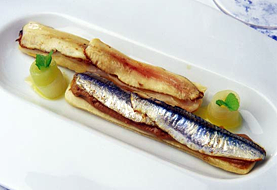 Hojaldre de anchoas con puré de boletus y puerroFoto de Hojaldre de anchoas con puré de boletus y puerroes