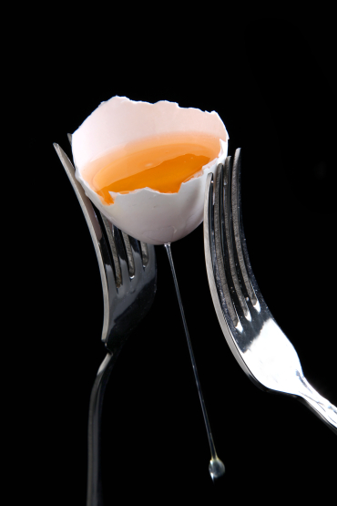 media cáscara de huevo sobre tenedormedia cáscara de huevo sobre tenedores